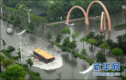 暴雨襲揚(yáng)州（組圖）