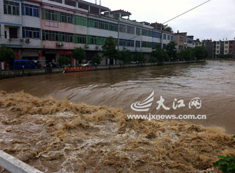 暴雨致贛北20萬(wàn)人受災(zāi) 經(jīng)濟(jì)損失逾億元