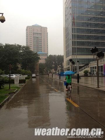 夜雨襲京城 今日北京陰有中到大雨局地暴雨