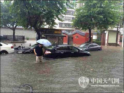 19日，福建永安市遭受大暴雨襲擊，車輛在水中“拋錨”。（圖：方曉潔）