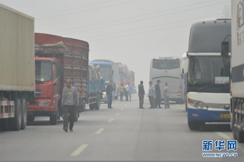 9月21日，車輛在G5京昆高速公路唐縣北收費(fèi)口排隊(duì)等待通行。（圖片來源于新華網(wǎng)）