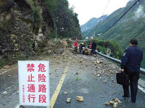 29日，巫溪省道S301中梁鄉(xiāng)中梁水庫因山體滑坡道路中斷。（圖片來源：巫溪網(wǎng)）