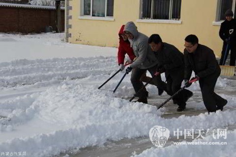 目前，呼倫貝爾市鄂倫春旗積雪較深，氣象職工鏟雪忙。（包晗 攝）