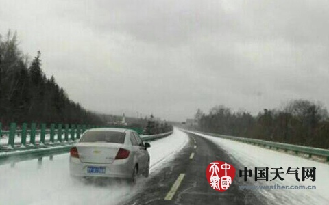 黑龍江上一次降雪致路面交通不暢