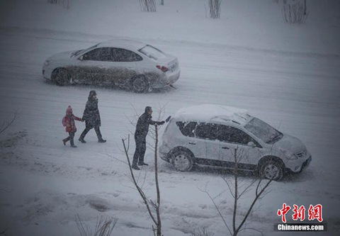 12月8日，經(jīng)過一夜降雪，烏魯木齊已是皚皚白雪一片。（圖片來源于中新網(wǎng)）