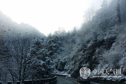 12月10日，安徽南部九華山受冷空氣影響出現(xiàn)降雪。（丁慧敏 攝）