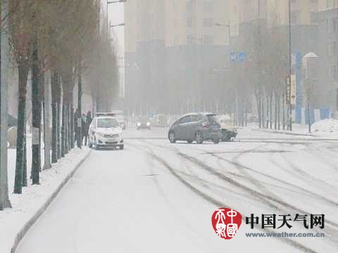 雪中道路濕滑，18日下午沈陽市和平區(qū)發(fā)生一起交通事故。(王迪 攝）