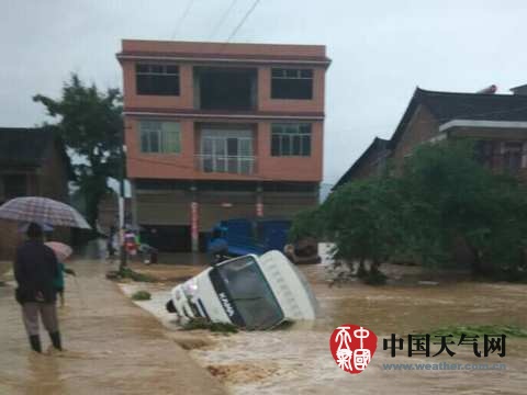 【江西浙江】等地暴雨 北方多雷陣雨