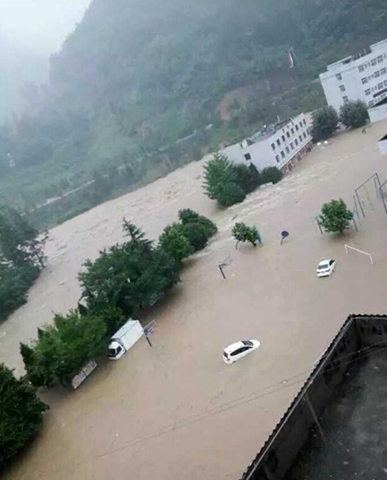 四川南江暴雨引洪水汽車被淹（圖片來源：四川在線）