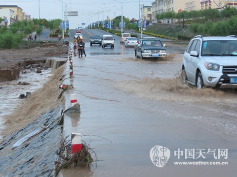 7日下午，巴彥淖爾市烏拉特中旗出現(xiàn)強(qiáng)對(duì)流天氣過(guò)程，城區(qū)內(nèi)澇嚴(yán)重。（圖/韓布和）