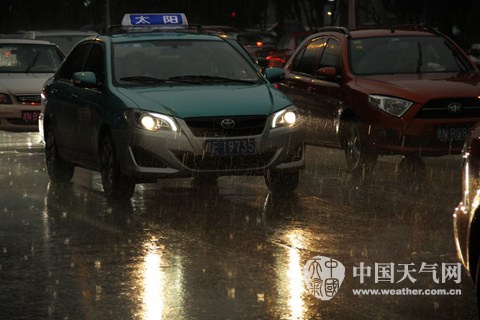 7月29日傍晚，天津市區(qū)降下疾雨，同時(shí)刮起大風(fēng)，給晚高峰帶來(lái)不小影響。（趙敏 攝影）